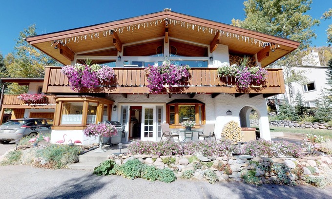 Vail House | True Bavarian Chalet-Lower Level with Private Hot-Tub ! amazing Mountain View’s