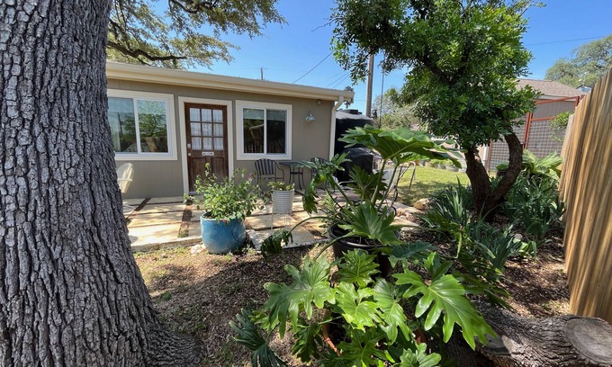 Edgewater Beach Cottage | Truly unique, one-of-kind, Artsy & Luxurious! Lake Travis retreat for two!