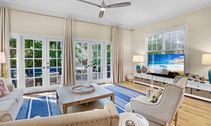 Bahama Village House | *TRUMAN’S TROVE @ THE ANNEX* Private Home & Pool + LAST KEY SERVICES…