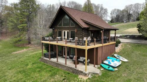 Cadiz House | Tucked Away on the Ridge - Quiet Fall Lake Retreat