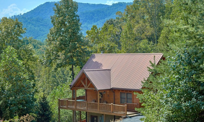 Gatlinburg - Pigeon Forge Cabin | Tuckered Bears. The Mountains are Calling! Family Cabin. Sleeps 6. Hot Tub. Pool Table. VIEWS!
