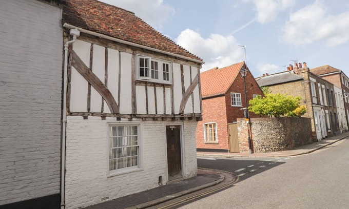 Sandwich Cottage | TUDOR COTTAGE, family friendly, character holiday cottage in Sandwich