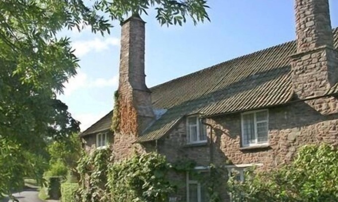 Bossington Bed & Breakfast | Tudor Cottage