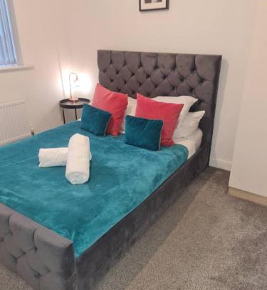 Bordesley Apartment | Tudors eSuites - Three Bedroom House with Garden and Driveway #24StL