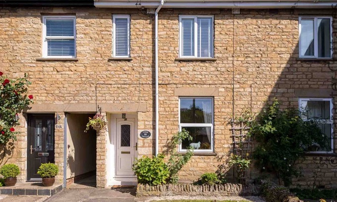 Chipping Norton Cottage | TUKES COTTAGE, pet friendly, with open fire in Chipping Norton