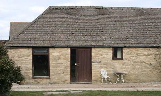 Cirencester House | Tupenny Cottage, Old Mill Farm, Cotswold Water Park