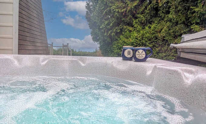 Bluewater Cottage | Turkey Perch - *Hot Tub* Private Lake Access