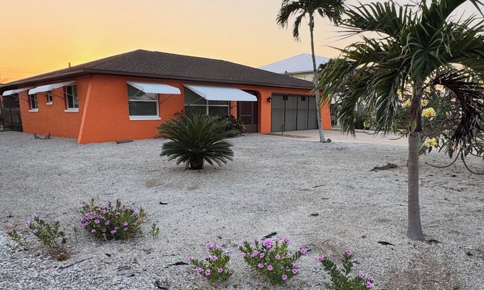 Saint James City House | Turn Key Island Getaway. Pine Island. 3/2. Dock-BoatLift.nFish,Golf,Boating