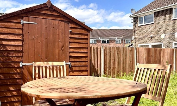 Bracknell House | Turquoise Tranquil- 3 Bed House