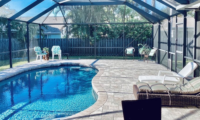 Whitfield House | Turtles By the Bay Comfy Fun Sunny Retreat by the Bay w/Crystal Water, Pool