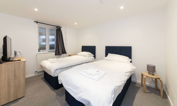Gloucester House | Twin Superior Room with ensuite shower