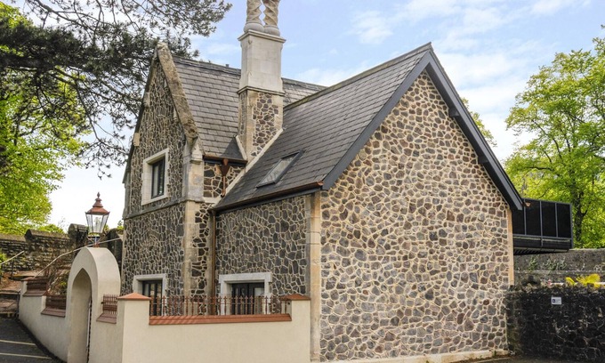 Malvern Cottage | TWISTED CHIMNEYS, family friendly, with hot tub in Malvern