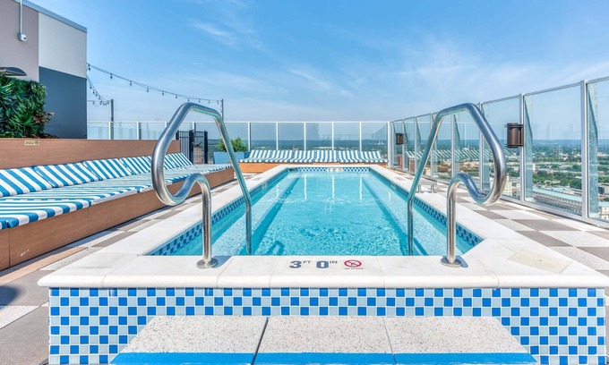 Old Louisville Apartment | TWO 800 Tower CozySuites w/sky pool, lounge! 21FL