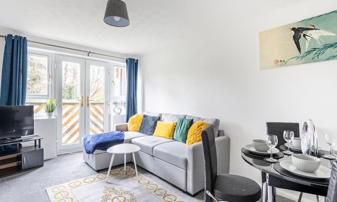 Colchester Apartment | Two bedroom flat near Colchester Hospital with free parking and internet