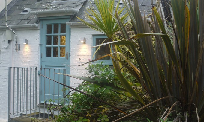 Fowey Apartment | Two Bedroom Loft Apartment Overlooking St Fimbarrus Church & Its Grounds