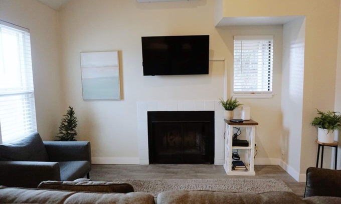 Central City Apartment | Two Bedroom Loft * Award Winning Beds * Down Town