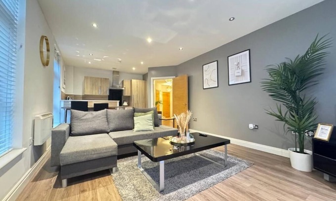 Birmingham Apartment | TWO Bedroom Luxury Apartment Birmingham City Centre Sleeps 6 Guests 2 Bathrooms