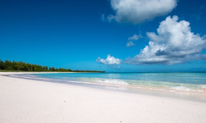 Governor's Harbour House | Two Bedroom with Loft directly on World Famous French Leave Beach