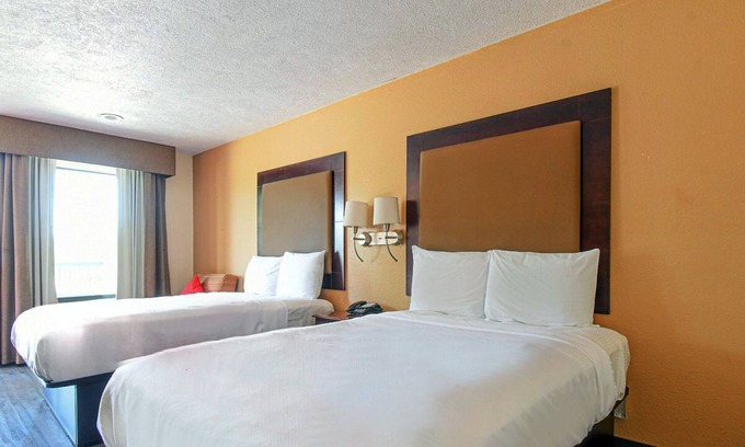 Conroe Hotel | Two Double Beds at Scottish Inns Shenandoah Woodlands Mall, Free Parking