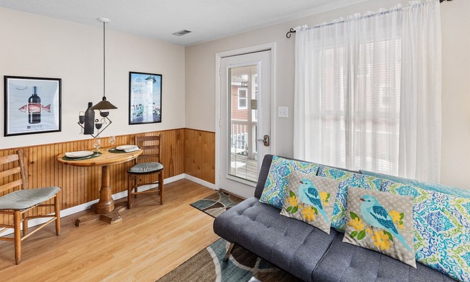 Isle of Palms Condo | Two-Eleven Studio, 4 Min to Your Toes in the Sand