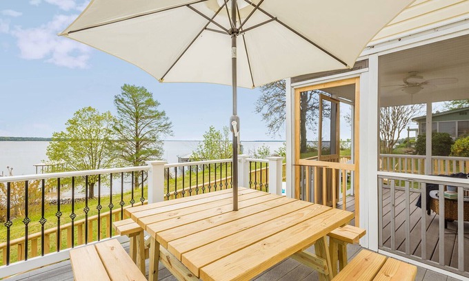 Surry House | Two King Suites Across the River from Williamsburg.