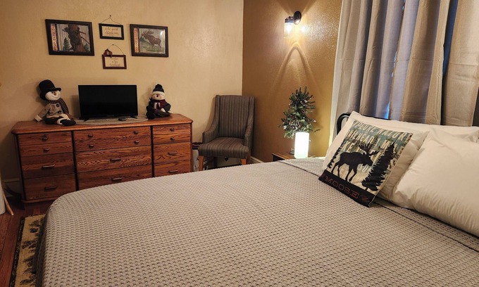 Petersburg House | Two Options for SleepingnnMain Floor 155.00 a nightnnBoth Floors just add 45.00