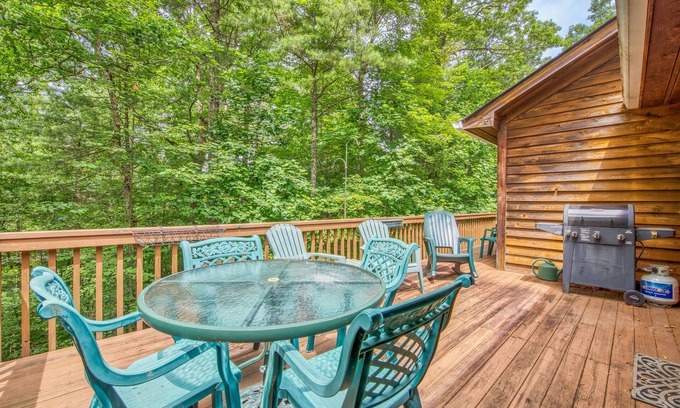 Sapphire Cabin | Two-part villa near the slopes with hot tub, pools, golf on-site, & fast WiFi