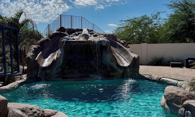 Gold Canyon House | TWO Water slides, Pickleball Court, mini golf, lawn Chess