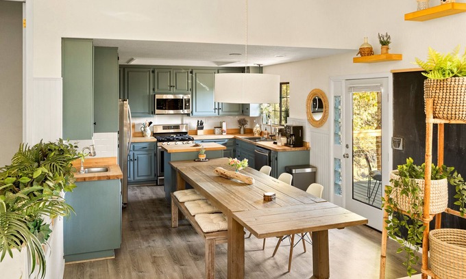 Blue Jay House | “Two Wolves” Spacious Mountain Nature Haven w/5 decks, 3 fireplaces.