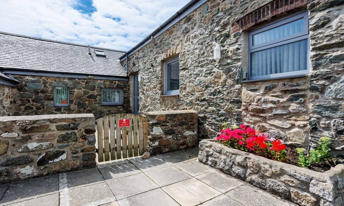 Ty Croes Cottage | Ty Cwyfan: 3‑Bed Ground-Floor Apartment in Aberffraw | Managed by Anglesey Holiday Lettings