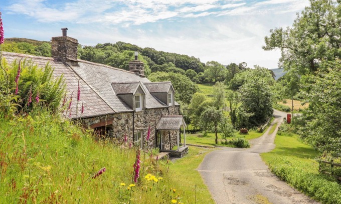 Dolgellau House | TY GLAN YR AFON, pet friendly, with open fire in Dolgellau