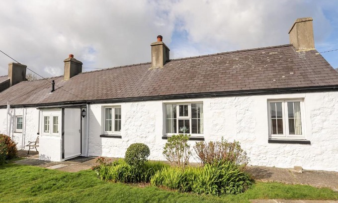 Beaumaris House | Ty Hir