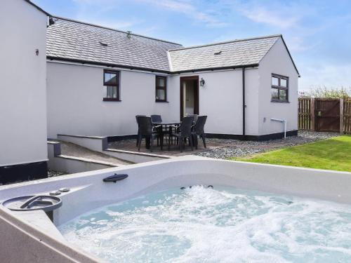 Llangefni House | Ty'n Cae Cottage