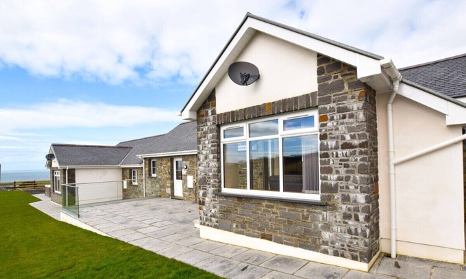 Llansantffraed House | Ty Pair - Two Bedroom House, Sleeps 4