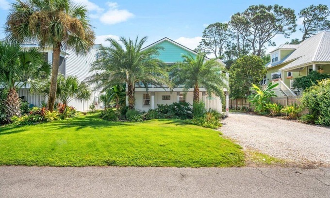 Savannah Beach House | Tybee Beach house is located close to the Beach, Restaurants, and Shopping!