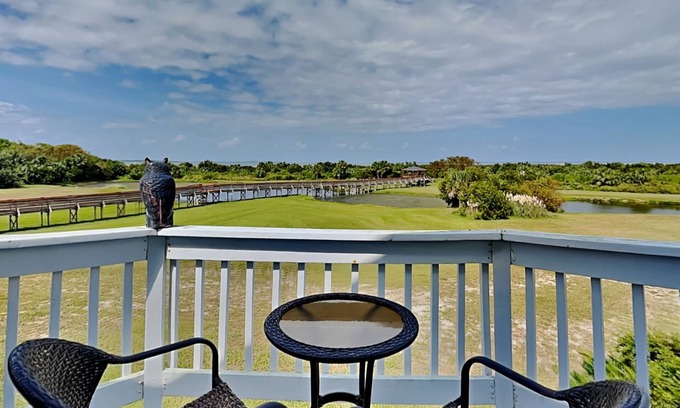 Tybee Island House | Tybee Sun and Stars | Great for Groups + Boardwalk to Beach!