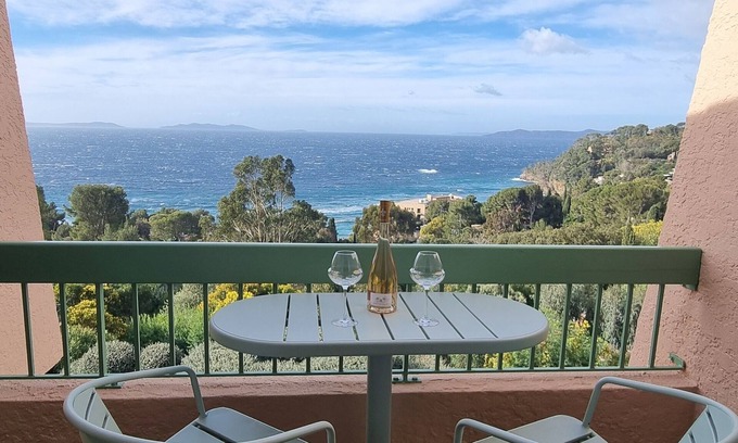 Le Rayol Apartment | Type 2 apartment with sea view, 5 minutes from the beach, ideal for a couple.