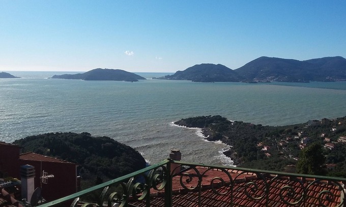 Lerici House | Typical Ligurian terrat with stunning views of the entire Gulf of Poets