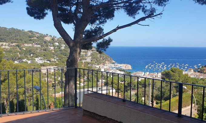 Palafrugell Apartment | Typical T3 in a quiet chalet with large terrace, sea and garden view, monthly rental