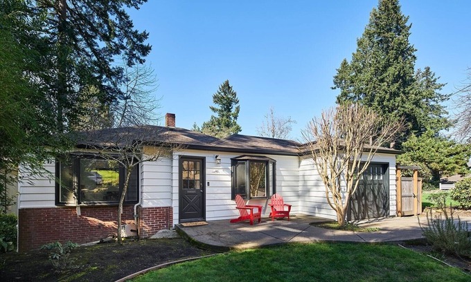 Amazon House | U Of O ▪️ HOT TUB ▪️ FIRE PITS ▪️ GOLF