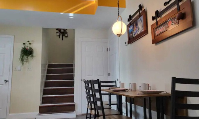 Detroit - Shoreway House | Uber Close to Ohio City, Cleveland (Upper)
