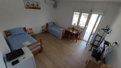 Mladenovac House | Udobna Dvokrevetna Soba Sa Terasom #2