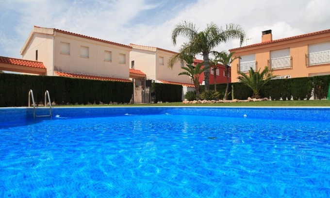 Miami Platja Ski Chalet | UHC CASA L'ESCALA · FAMILY HOUSE · QUIET AREA · COMMUNAL POOL