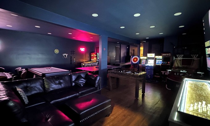 Constable Hook House | Ultimate Bayonne Escape: 6Bed/4Bath, Gameroom, Sleeps 39, few min to train