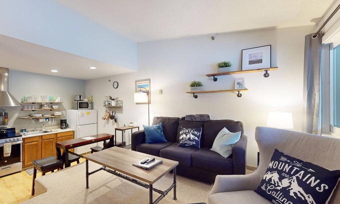 Sunday River Area Condo | Ultimate cozy 1BR ski-in/ski-out getaway w/shared indoor hot tub & pool