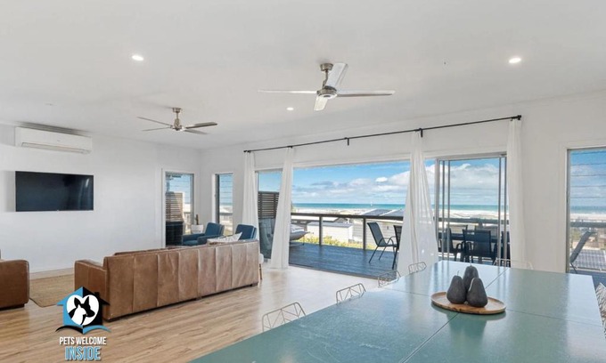 Middleton House | Ultimate in Middleton Coastal Style with Views Sleeps 10