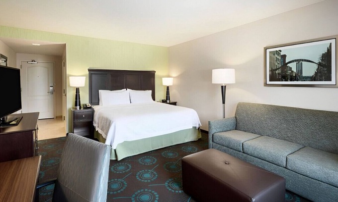Newark Resort | Ultimate Retreat for Couples! Free Breakfast