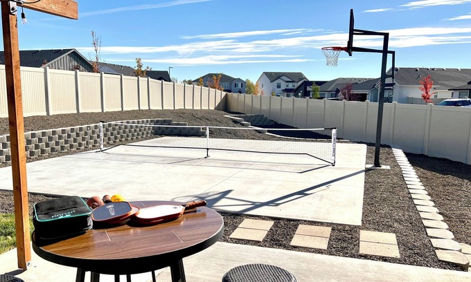 Nampa House | Ultimate Sports & Relaxation Retreat – Private Courts & Large Yard