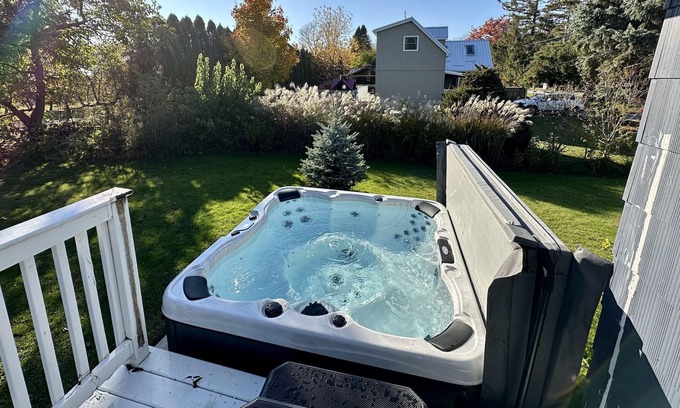 Niagara-on-the-Lake Cottage | Ultimate Wine Country Getaway - HOTTUB, Games Room, Netflix