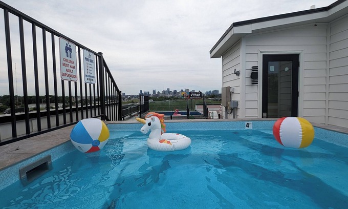 Talbot's Corner House | Ultra Heated Rooftop Pool! Arcade, Elevator, EV Charger, Sleeps 11, Full Home